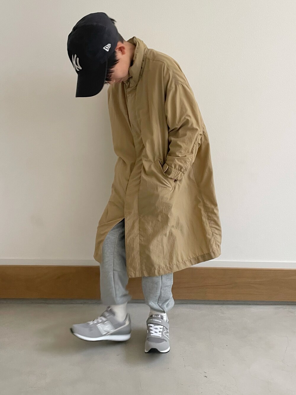 ベージュ系のテーラードジャケット、グレー系のスニーカー、グレー系のスウェットパンツを着用したキッズの春コーディネートの2枚目の写真