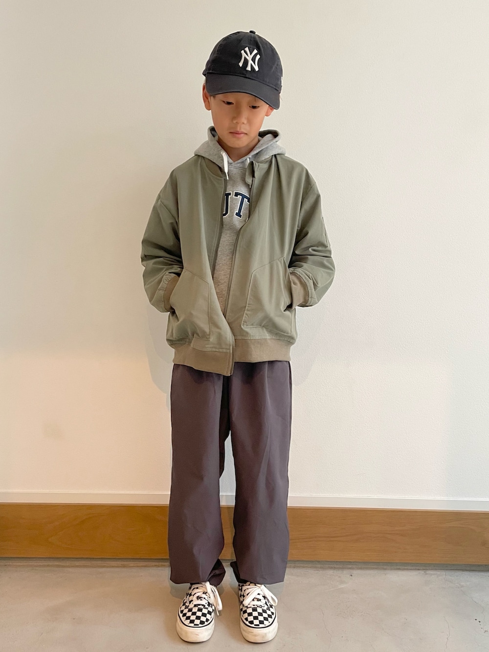 グリーン系のその他アウター、グレー系のその他パンツを着用したキッズの冬コーディネートの2枚目の写真