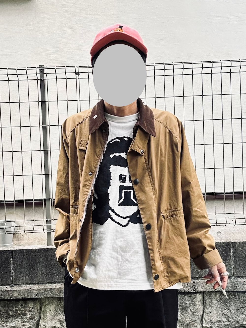 ホワイト系のスニーカー、ホワイト系のTシャツ/カットソー、ブラウン系のブルゾンを着用したメンズの冬コーディネートの2枚目の写真