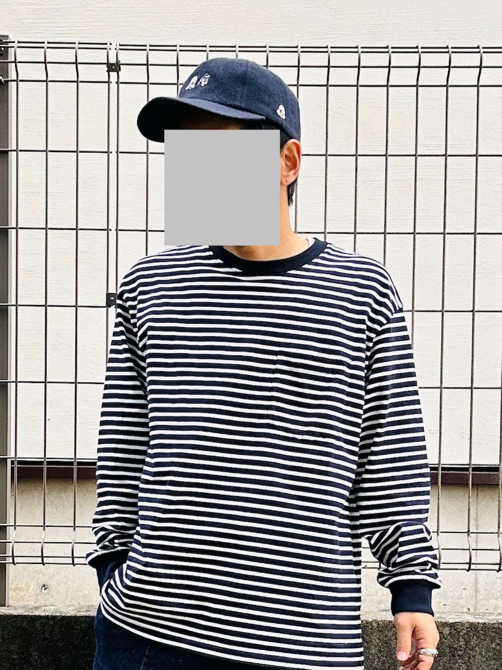 ブラック系のTシャツ/カットソー、ブルー系のデニムパンツ、ブラック系のスニーカーを着用したメンズの冬コーディネートの2枚目の写真