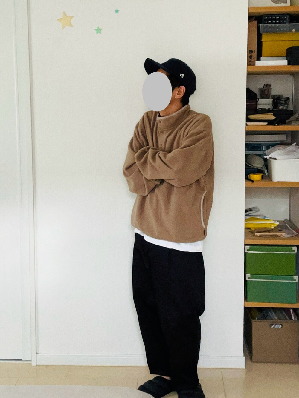 ホワイト系のTシャツ/カットソー、ベージュ系のその他アウターを着用したメンズの冬コーディネートの2枚目の写真