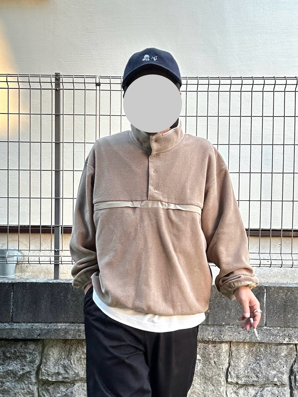 ホワイト系のスニーカー、ベージュ系のその他アウター、ブラック系のチノパンツを着用したメンズの冬コーディネートの2枚目の写真