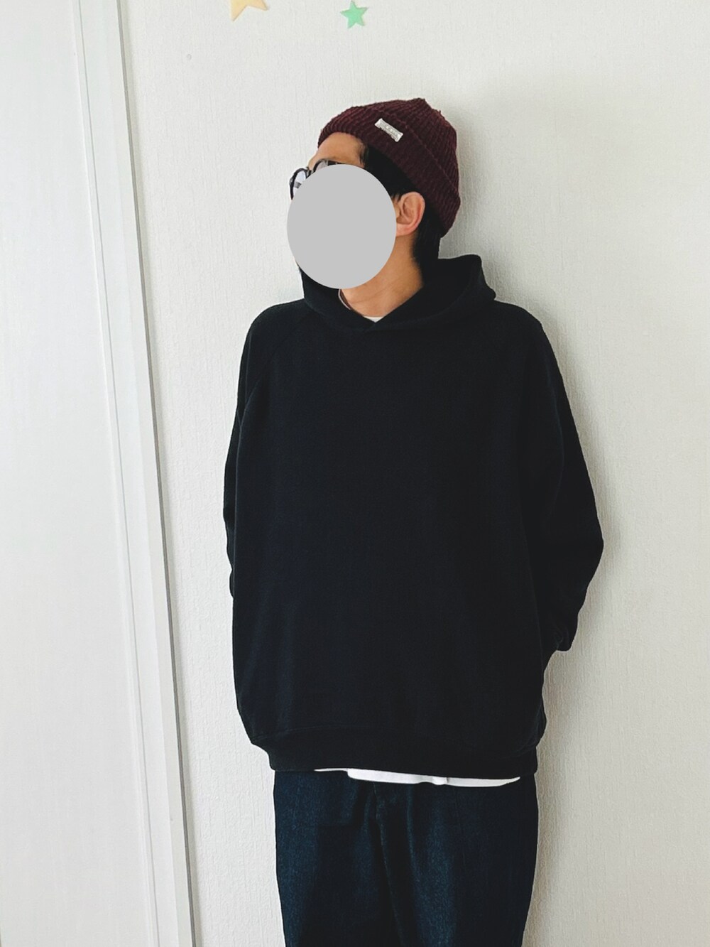 ブルー系のデニムパンツ、ブラック系のパーカー、ホワイト系のTシャツ/カットソーを着用したメンズの冬コーディネートの2枚目の写真