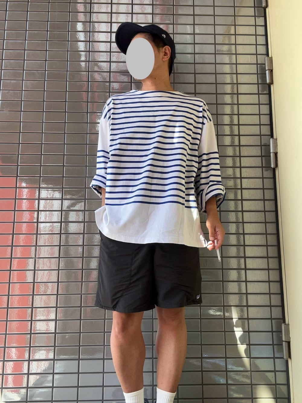 ブラック系のその他パンツ、ブルー系のTシャツ/カットソー、ブルー系のキャップを着用したメンズの冬コーディネートの2枚目の写真
