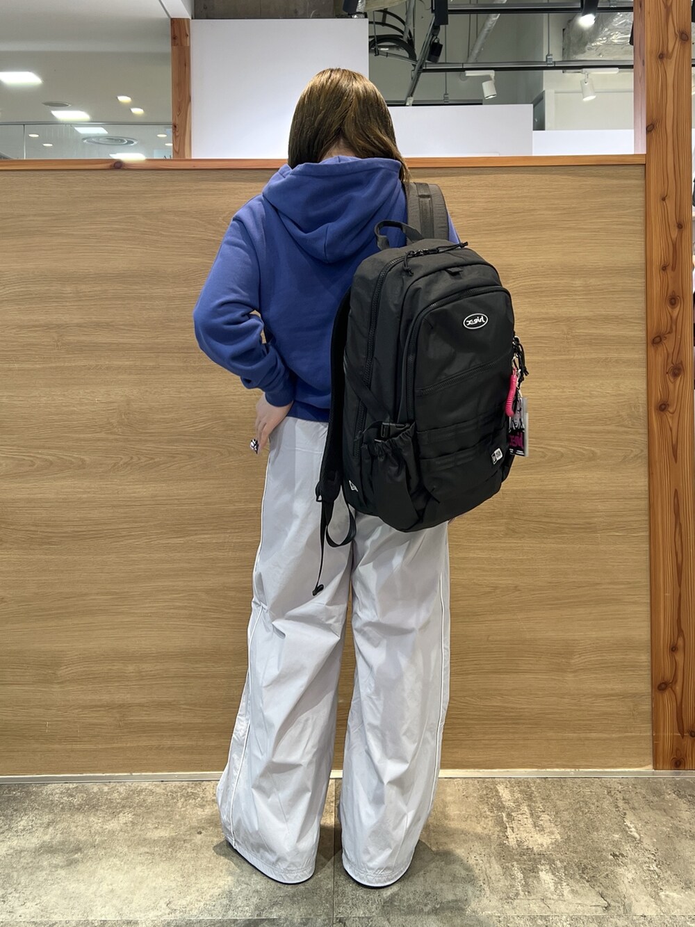 ブルー系のパーカー、グレー系のその他パンツ、ブラック系のバックパック/リュックを着用したレディースの冬コーディネートの2枚目の写真