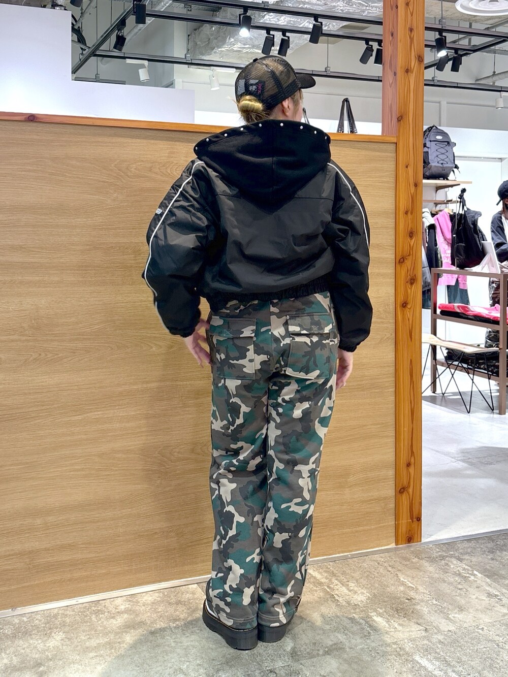 ブラック系のブルゾン、ブラック系のパーカー、その他のスウェットパンツを着用したレディースの秋コーディネートの2枚目の写真