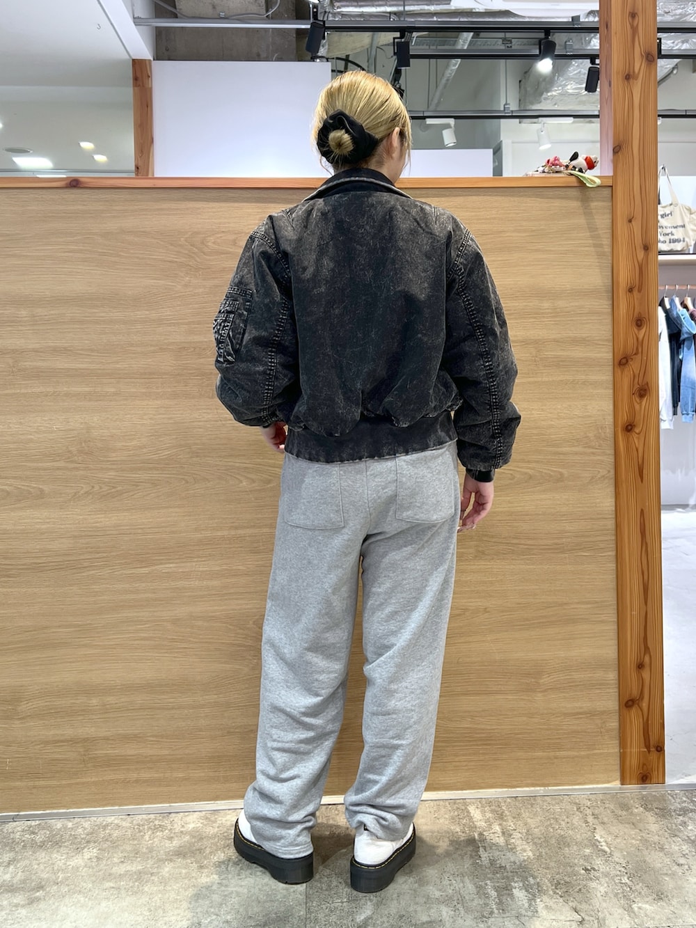 ブラック系のMA-1、ブラック系のTシャツ/カットソー、グレー系のスウェットパンツを着用したレディースの冬コーディネートの2枚目の写真