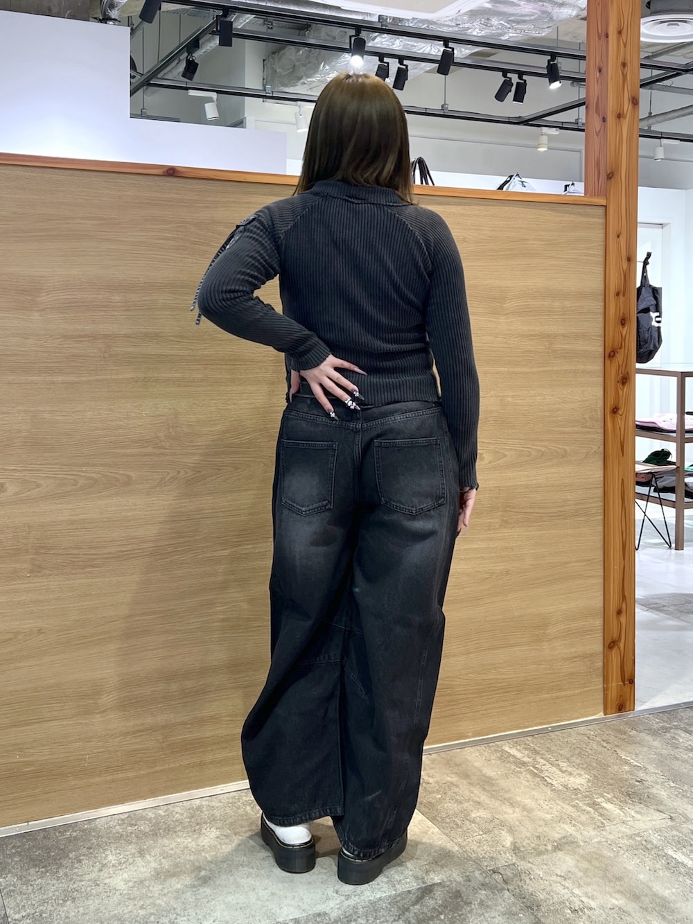 ブラック系のTシャツ/カットソー、ブラック系のデニムパンツ、ブラック系のベルトを着用したレディースの冬コーディネートの2枚目の写真