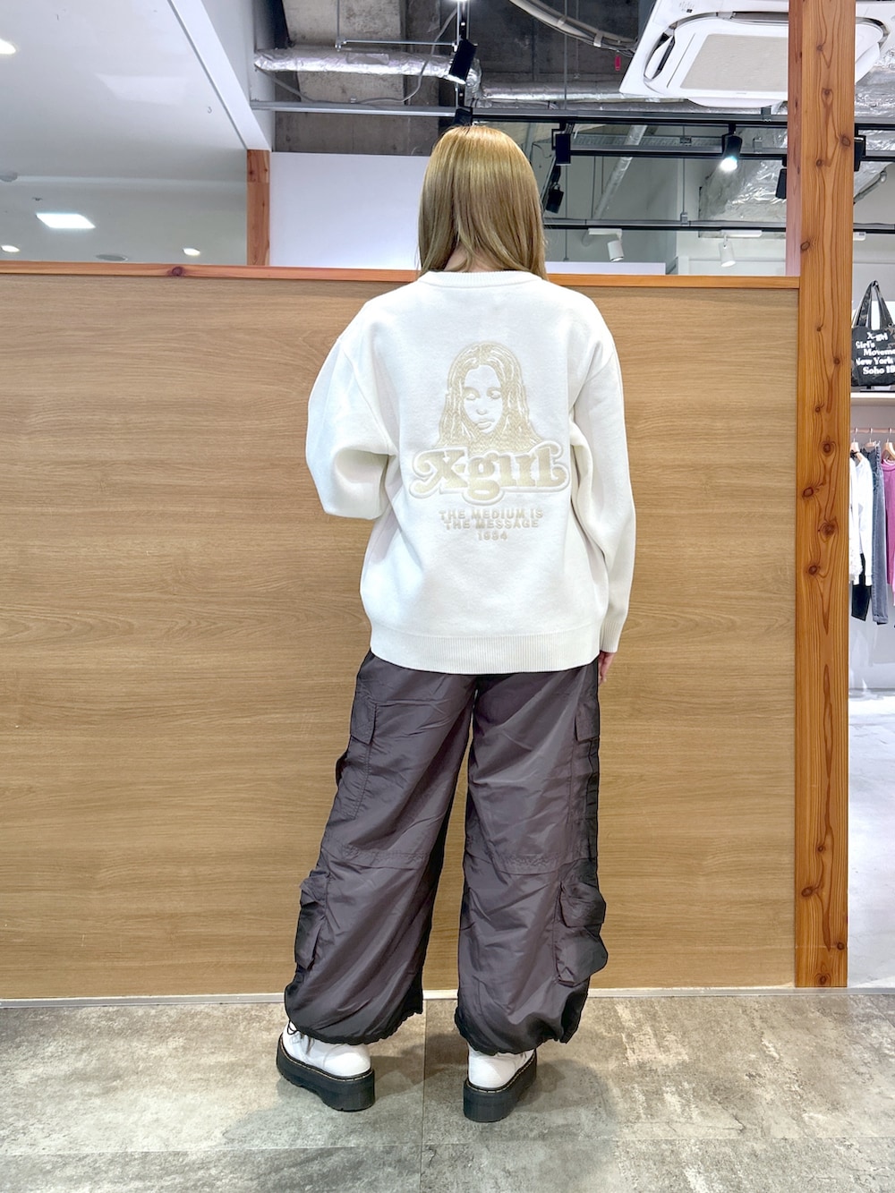 ホワイト系のニット/セーター、その他のショルダーバッグ、ブラック系のカーゴパンツを着用したレディースの冬コーディネートの2枚目の写真