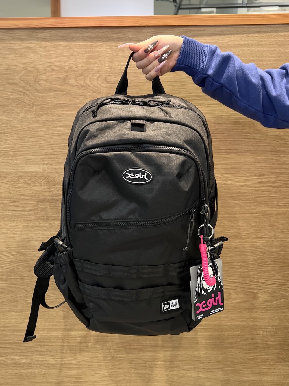 ブルー系のパーカー、グレー系のその他パンツ、ブラック系のバックパック/リュックを着用したレディースの冬コーディネートの3枚目の写真