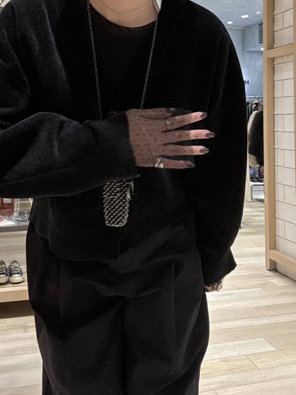 ブラック系のその他パンツ、ブラック系のカーディガン/ボレロ、ブラック系のTシャツ/カットソーを着用したレディースの秋コーディネートの4枚目の写真