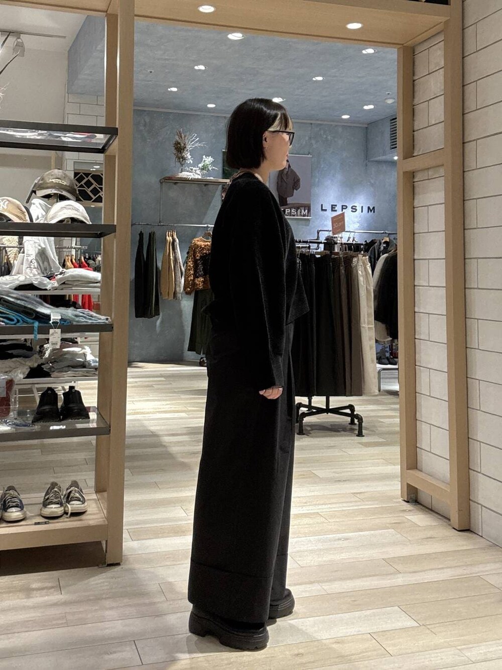 ブラック系のその他パンツ、ブラック系のカーディガン/ボレロ、ブラック系のTシャツ/カットソーを着用したレディースの秋コーディネートの2枚目の写真