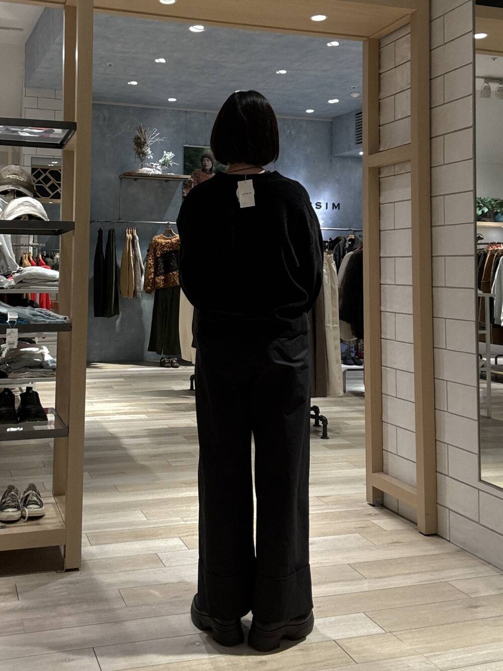 ブラック系のその他パンツ、ブラック系のカーディガン/ボレロ、ブラック系のTシャツ/カットソーを着用したレディースの秋コーディネートの3枚目の写真