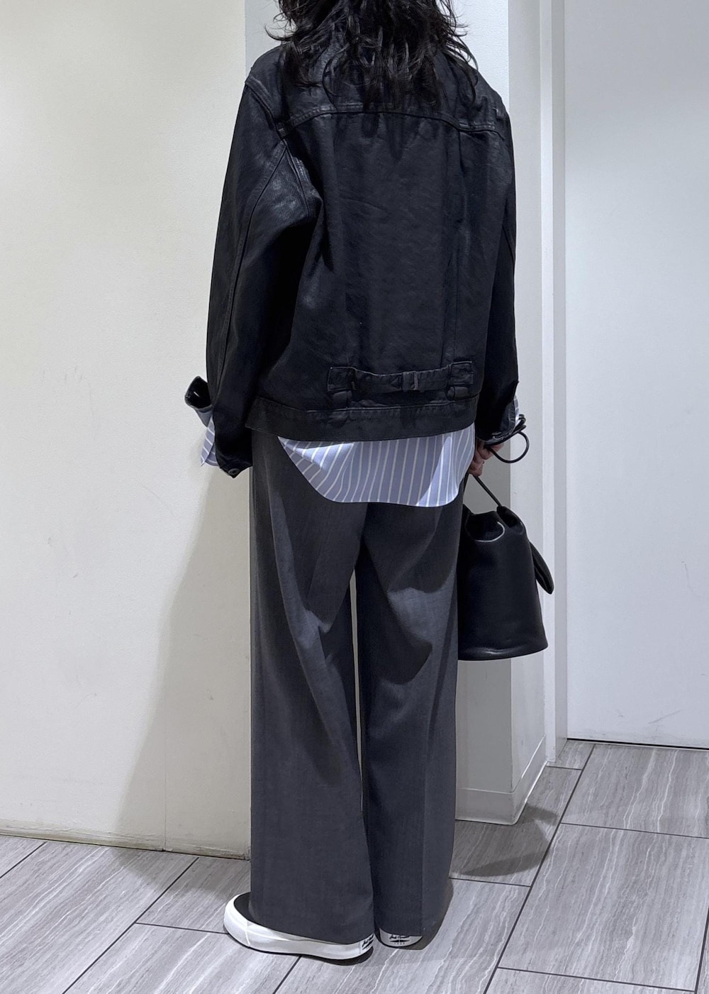 ブラック系のショルダーバッグ、グレー系のスラックス、ブルー系のシャツ/ブラウスを着用したレディースの冬コーディネートの4枚目の写真