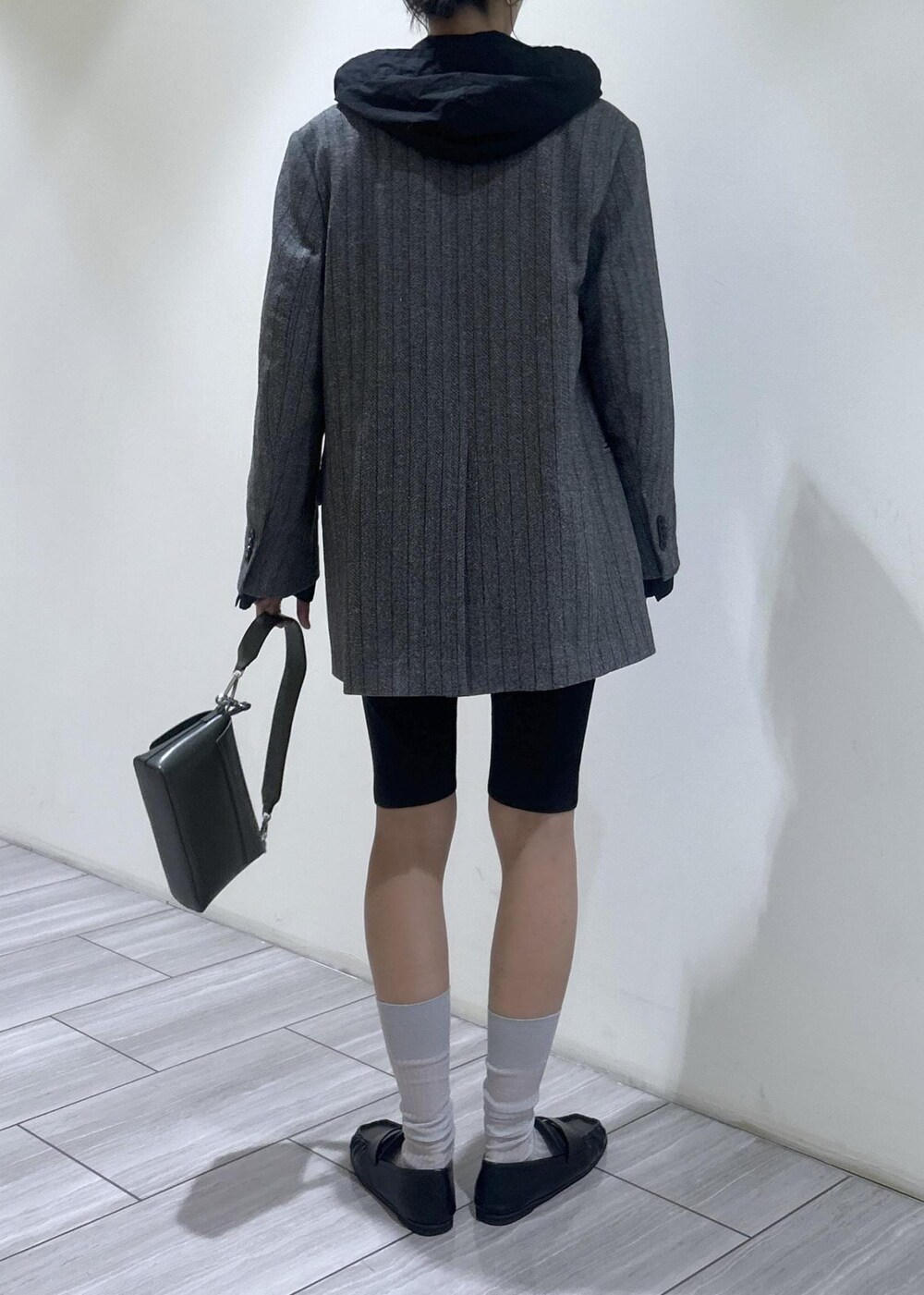 ブラック系のその他パンツ、ブラック系のシャツ/ブラウス、グレー系のテーラードジャケットを着用したレディースの秋コーディネートの5枚目の写真