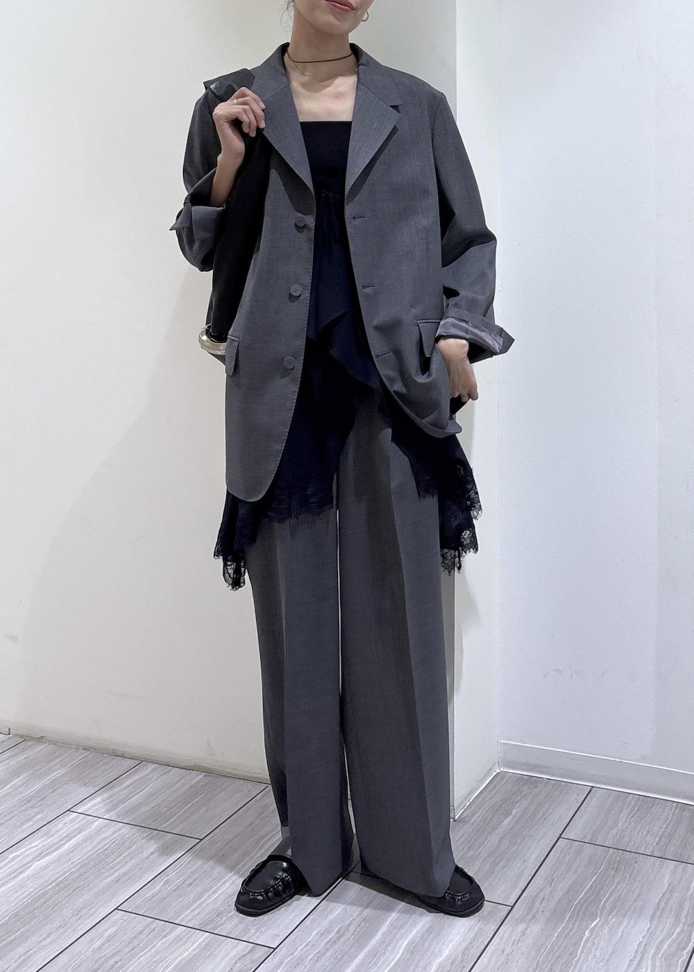 ブラック系のローファー、ブルー系のシャツ/ブラウス、グレー系のテーラードジャケットを着用したレディースの冬コーディネートの2枚目の写真