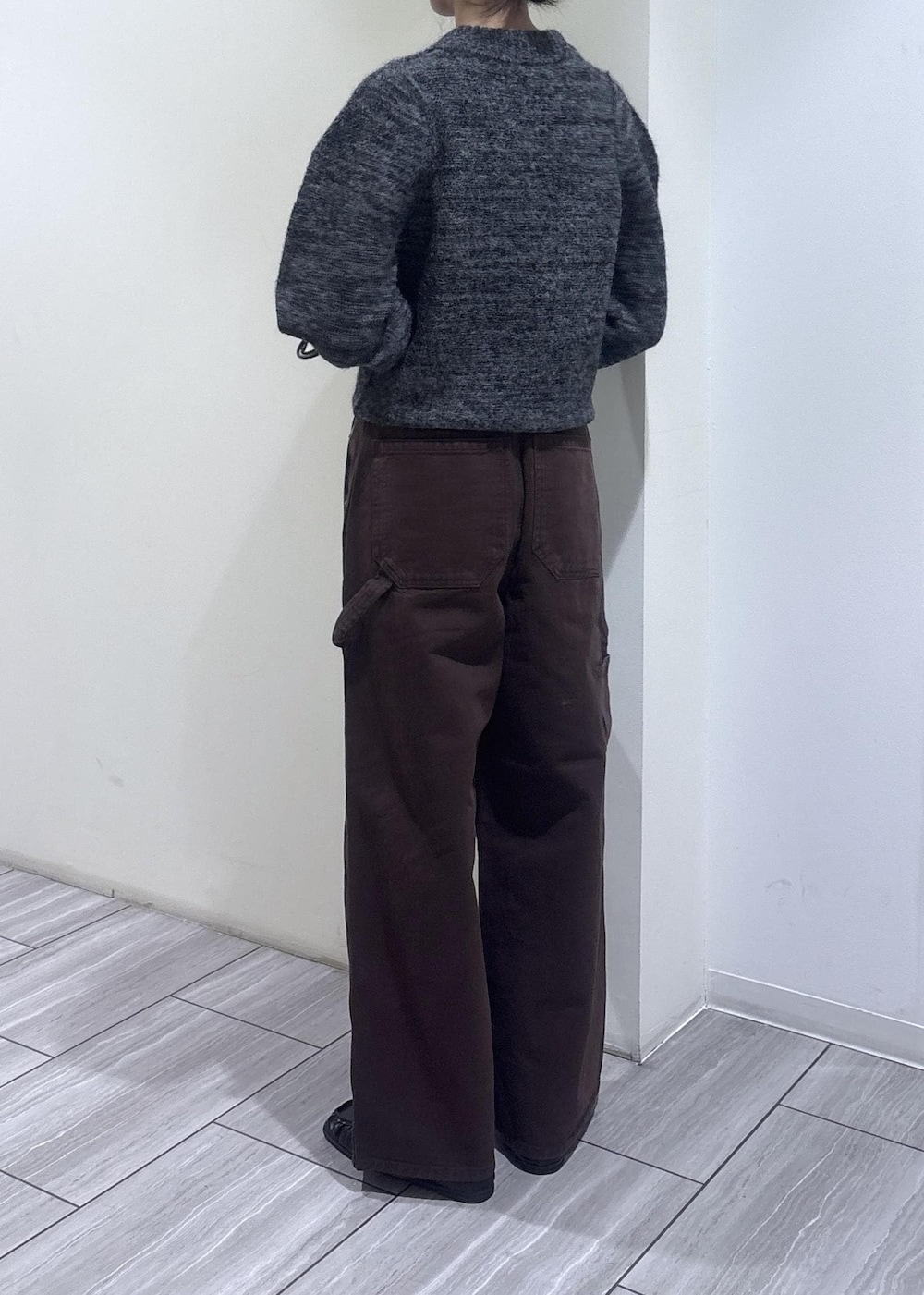 ブラック系のローファー、ブラック系のカーディガン/ボレロ、ブラウン系のその他パンツを着用したレディースの冬コーディネートの3枚目の写真