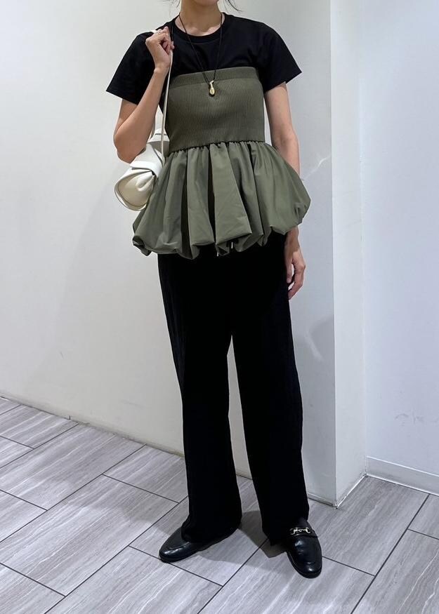 ホワイト系のショルダーバッグ、ブラック系のその他パンツ、グリーン系のTシャツ/カットソーを着用したレディースの春コーディネートの5枚目の写真