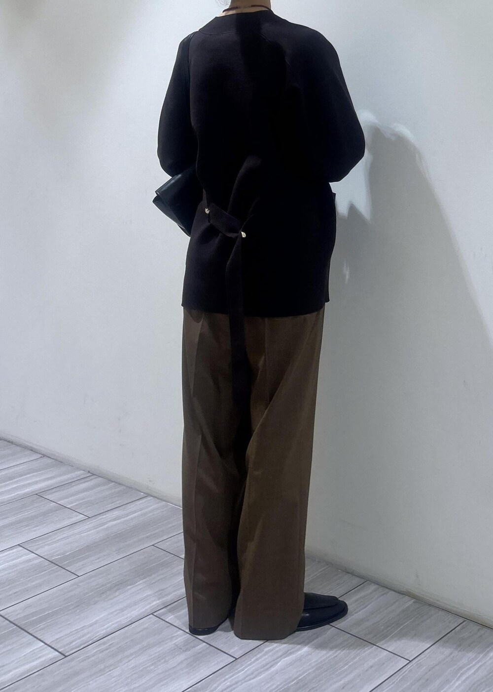 ブラック系のローファー、イエロー系のスラックス、ブラウン系のカーディガン/ボレロを着用したレディースの秋コーディネートの6枚目の写真