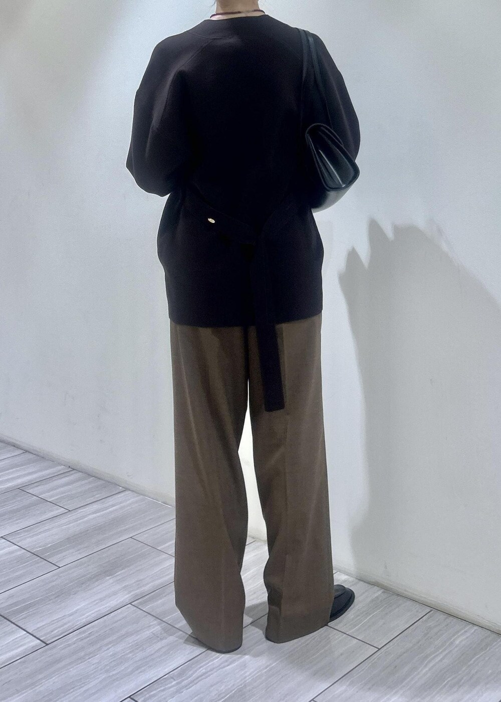 ブラック系のローファー、イエロー系のスラックス、ブラウン系のカーディガン/ボレロを着用したレディースの秋コーディネートの5枚目の写真