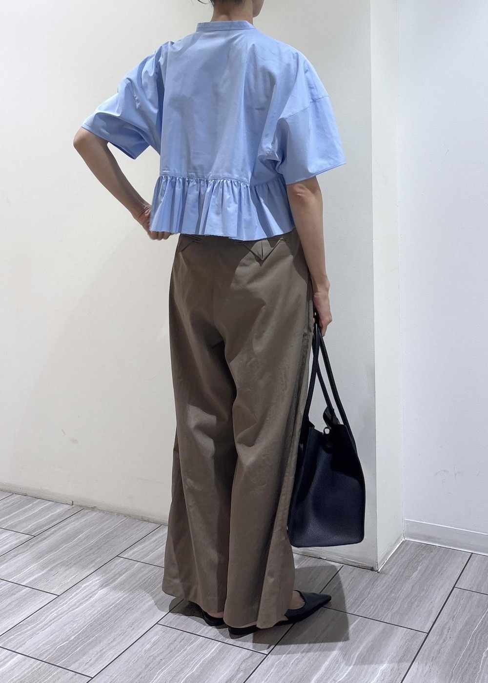 ブラック系のパンプス、ブルー系のシャツ/ブラウス、グリーン系のその他パンツを着用したレディースの春コーディネートの4枚目の写真