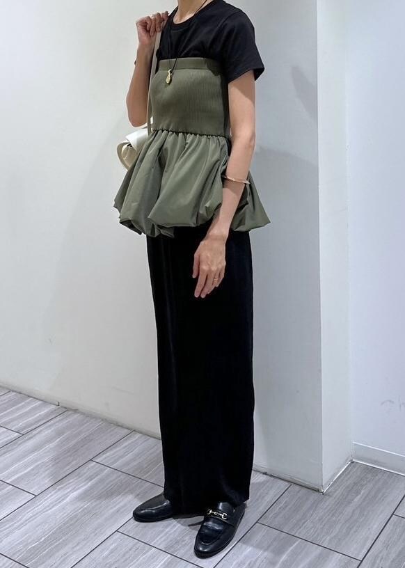 ホワイト系のショルダーバッグ、ブラック系のその他パンツ、グリーン系のTシャツ/カットソーを着用したレディースの春コーディネートの2枚目の写真