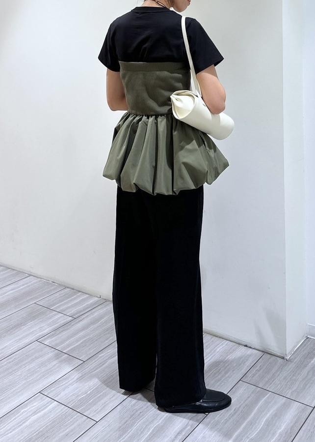 ホワイト系のショルダーバッグ、ブラック系のその他パンツ、グリーン系のTシャツ/カットソーを着用したレディースの春コーディネートの3枚目の写真