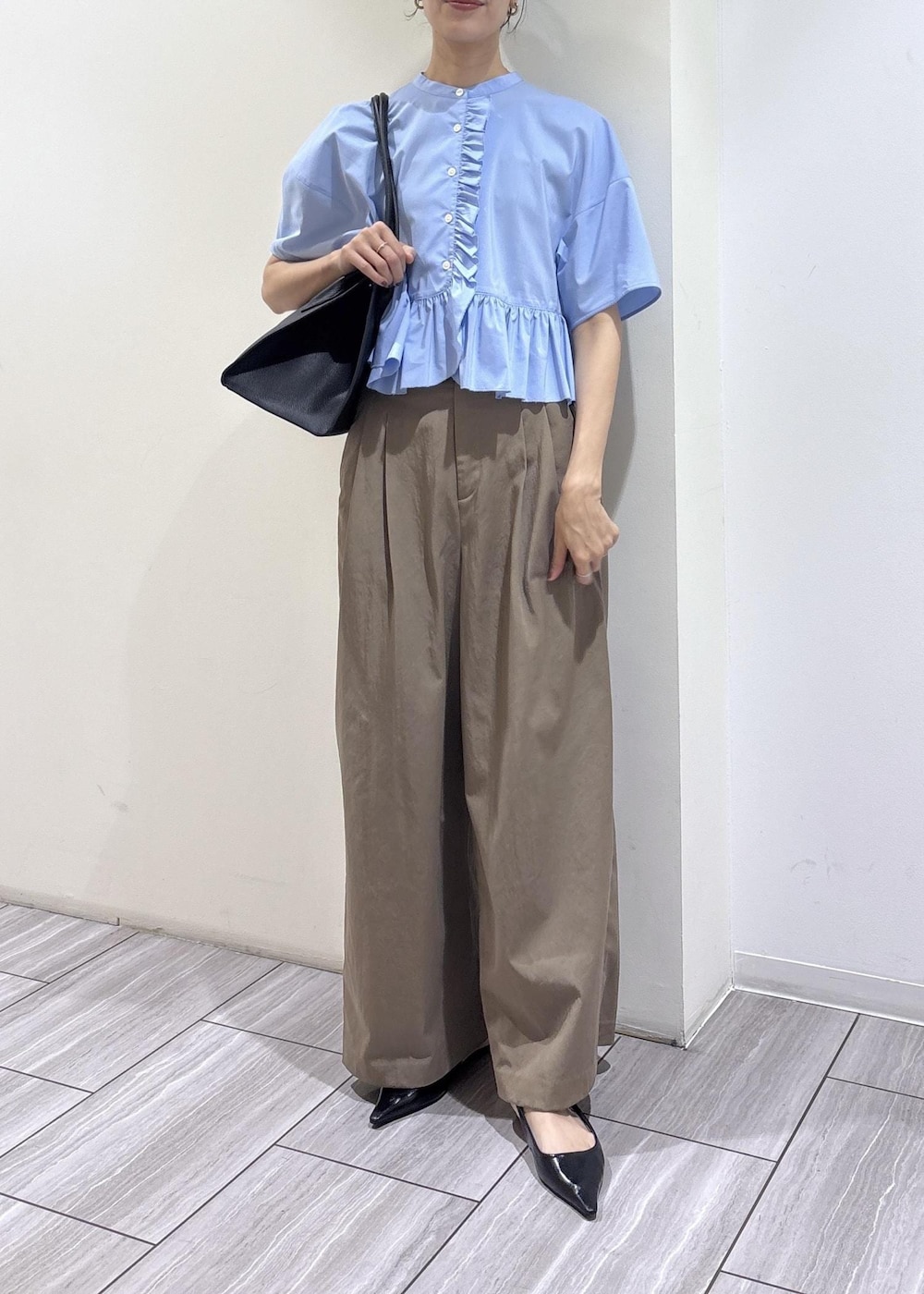 ブラック系のパンプス、ブルー系のシャツ/ブラウス、グリーン系のその他パンツを着用したレディースの春コーディネートの6枚目の写真