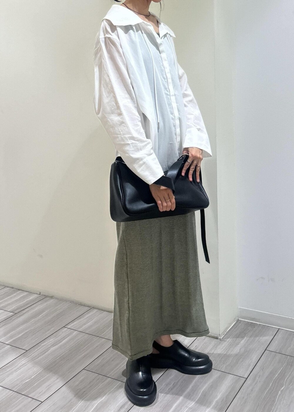 ホワイト系のシャツ/ブラウス、グリーン系のタンクトップ、グリーン系のスカートを着用したレディースの春コーディネートの4枚目の写真