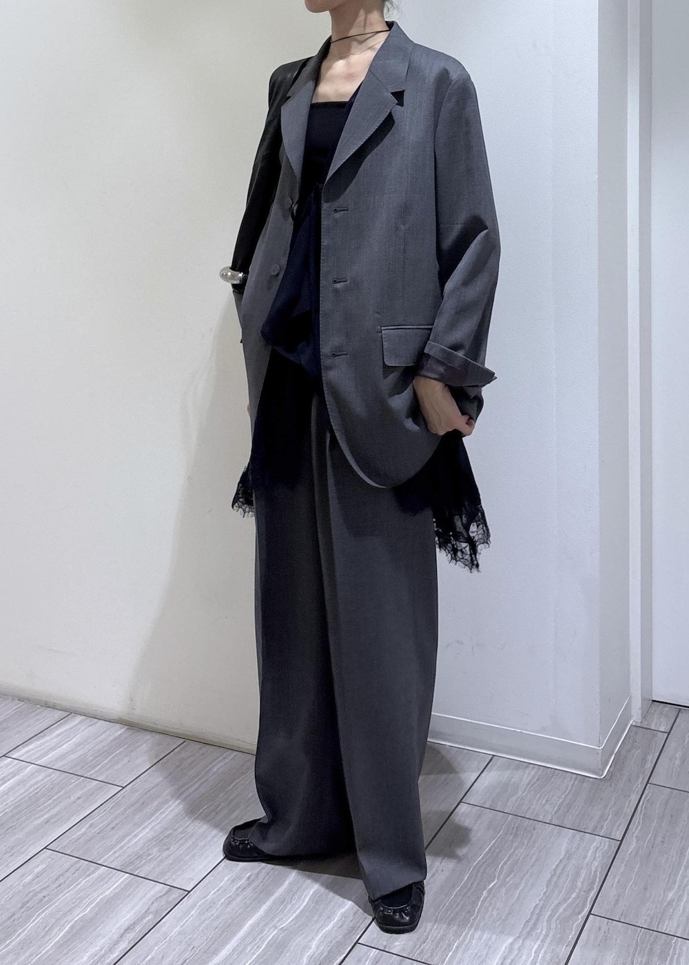 ブラック系のローファー、ブルー系のシャツ/ブラウス、グレー系のテーラードジャケットを着用したレディースの冬コーディネートの3枚目の写真