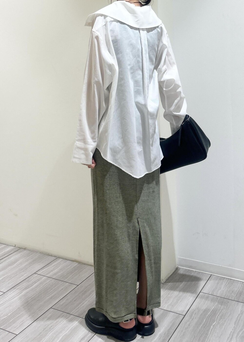 ホワイト系のシャツ/ブラウス、グリーン系のタンクトップ、グリーン系のスカートを着用したレディースの春コーディネートの5枚目の写真