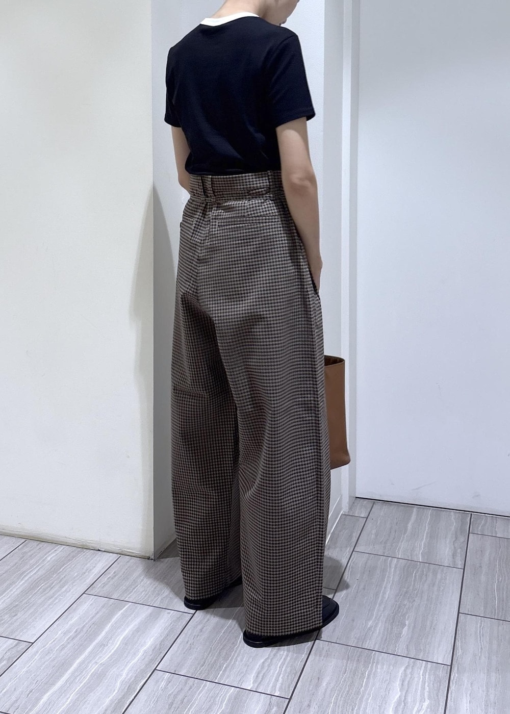 ブラック系のローファー、ブラウン系のスラックス、ブラック系のTシャツ/カットソーを着用したレディースの夏コーディネートの5枚目の写真