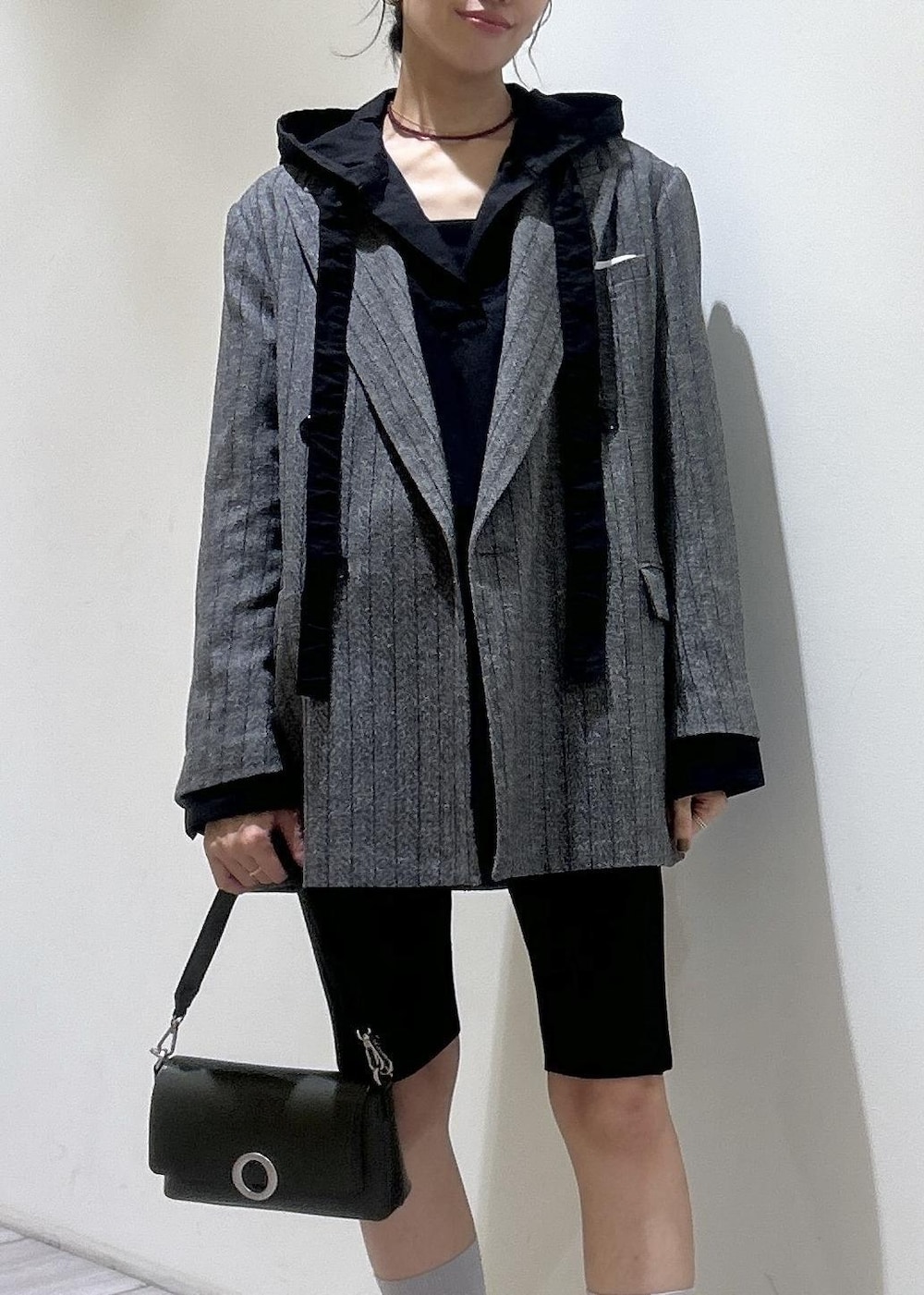 ブラック系のその他パンツ、ブラック系のシャツ/ブラウス、グレー系のテーラードジャケットを着用したレディースの秋コーディネートの3枚目の写真