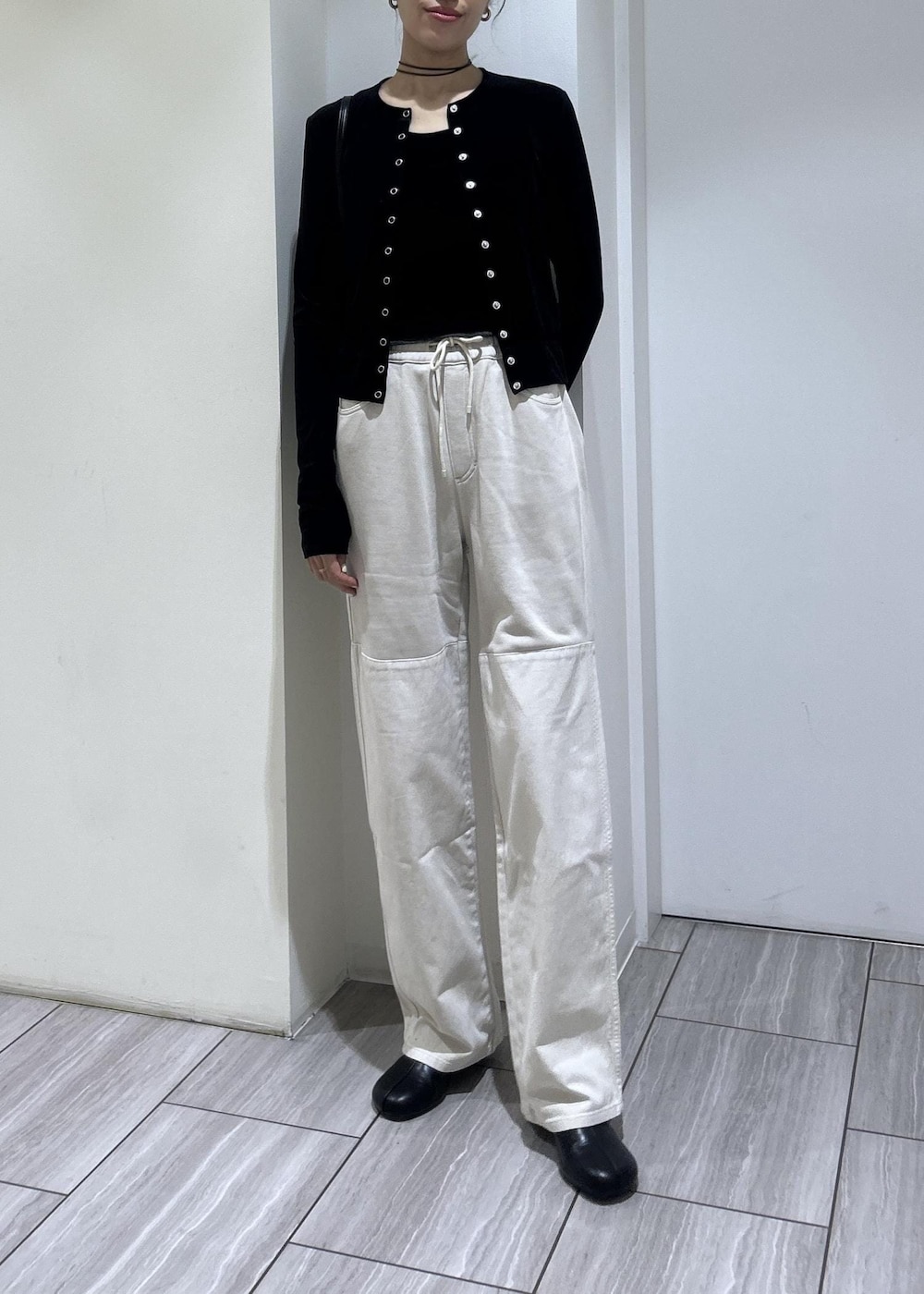 ブラック系のブーツ、ブラック系のカーディガン/ボレロ、ブラック系のショルダーバッグを着用したレディースの秋コーディネートの6枚目の写真