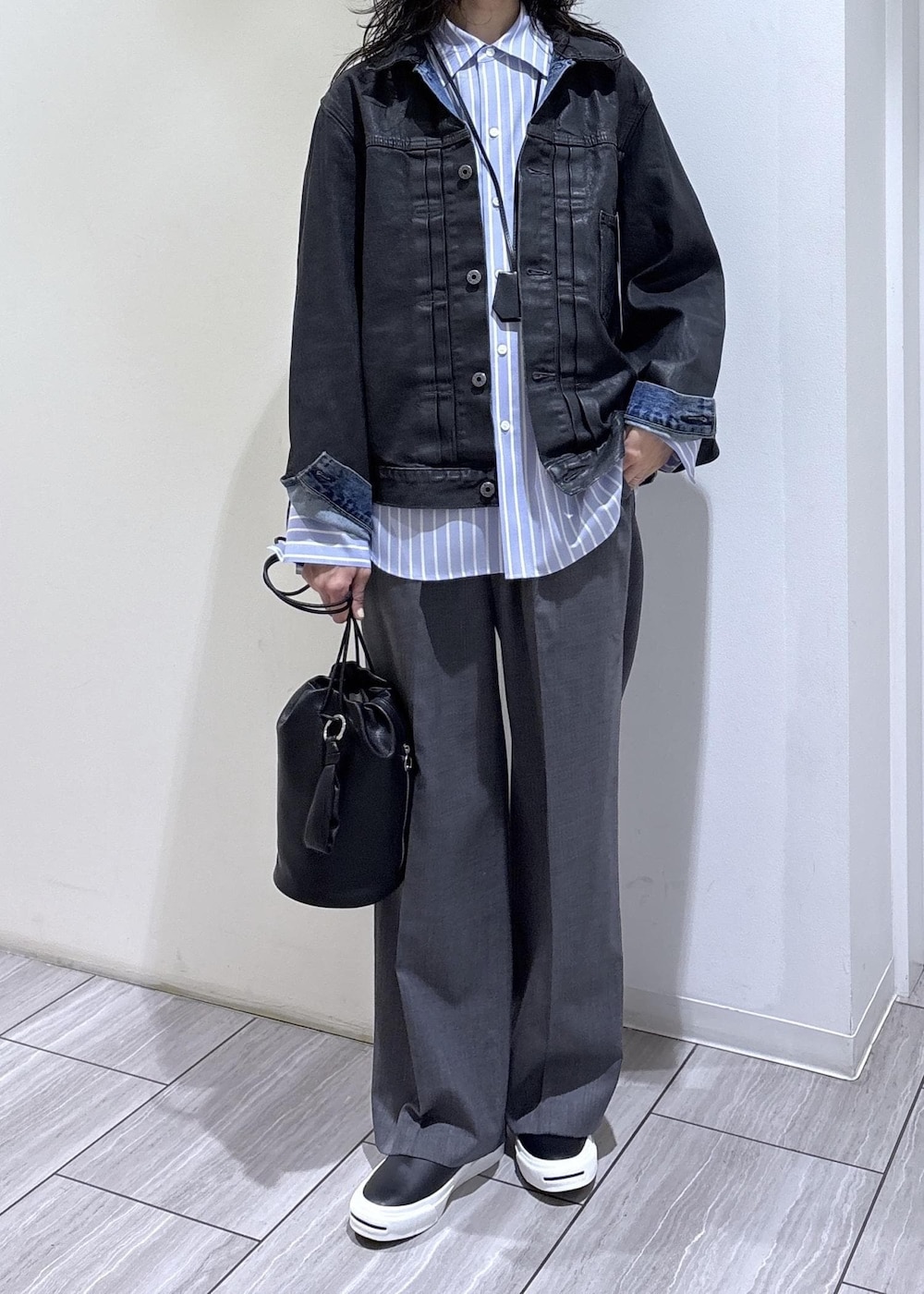 ブラック系のショルダーバッグ、グレー系のスラックス、ブルー系のシャツ/ブラウスを着用したレディースの冬コーディネートの6枚目の写真