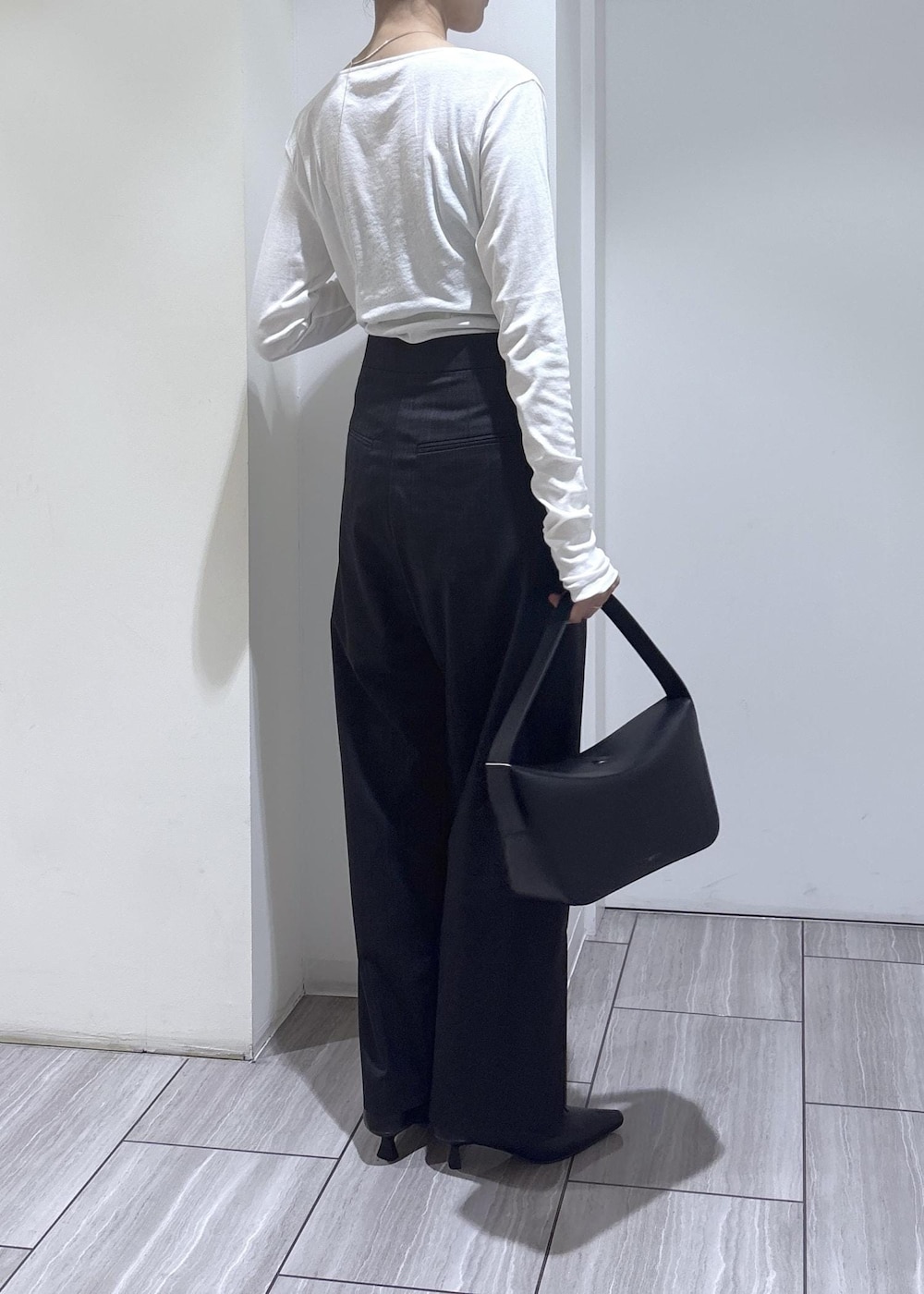 ブラック系のショルダーバッグ、ブラック系のパンプス、ホワイト系のTシャツ/カットソーを着用したレディースの夏コーディネートの5枚目の写真