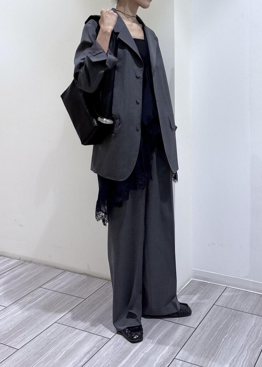 ブラック系のローファー、ブルー系のシャツ/ブラウス、グレー系のテーラードジャケットを着用したレディースの冬コーディネートの5枚目の写真