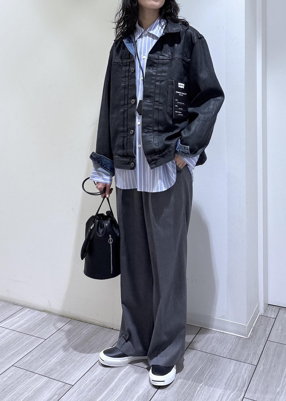 ブラック系のショルダーバッグ、グレー系のスラックス、ブルー系のシャツ/ブラウスを着用したレディースの冬コーディネートの2枚目の写真