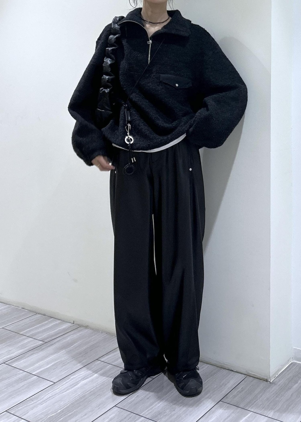 ブラック系のその他パンツ、ブラック系のショルダーバッグ、ブラック系のスニーカーを着用したレディースの秋コーディネートの5枚目の写真