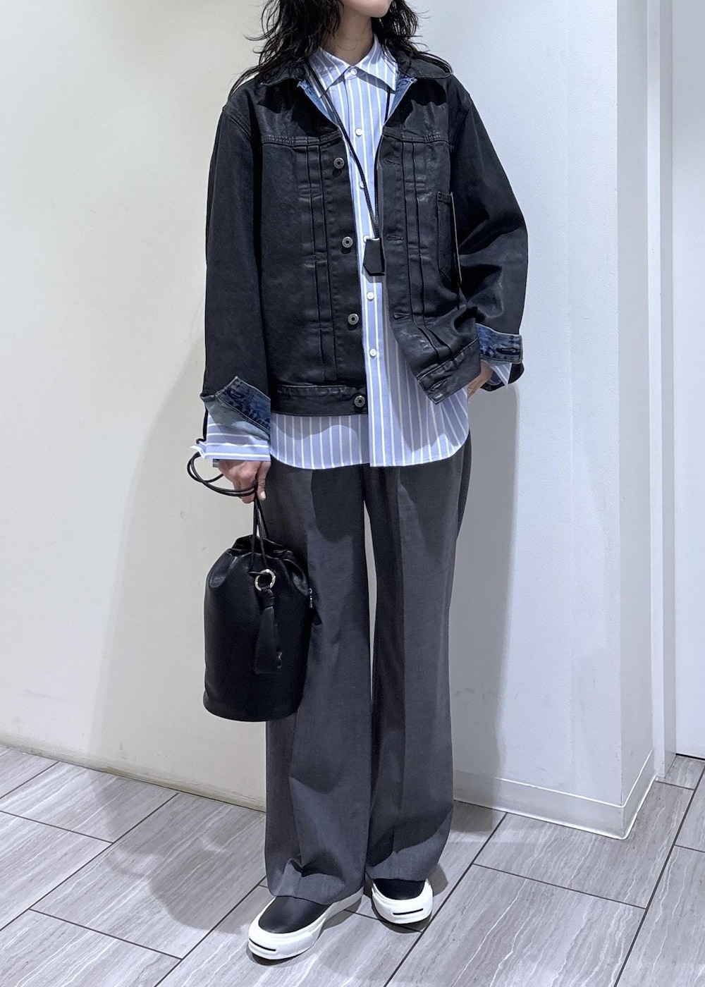 ブラック系のショルダーバッグ、グレー系のスラックス、ブルー系のシャツ/ブラウスを着用したレディースの冬コーディネートの5枚目の写真