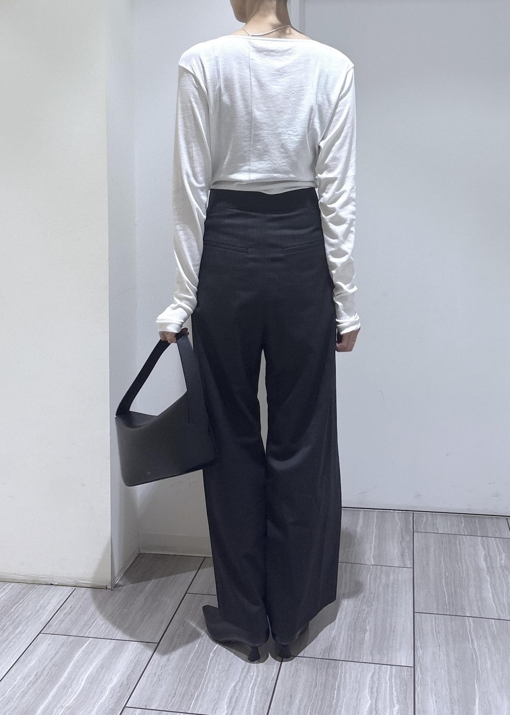 ブラック系のショルダーバッグ、ブラック系のパンプス、ホワイト系のTシャツ/カットソーを着用したレディースの夏コーディネートの4枚目の写真