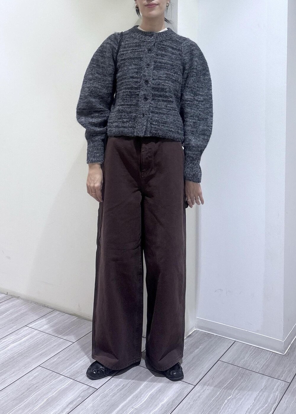 ブラック系のローファー、ブラック系のカーディガン/ボレロ、ブラウン系のその他パンツを着用したレディースの冬コーディネートの5枚目の写真