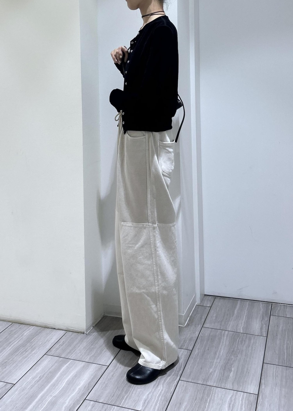 ブラック系のブーツ、ブラック系のカーディガン/ボレロ、ブラック系のショルダーバッグを着用したレディースの秋コーディネートの3枚目の写真