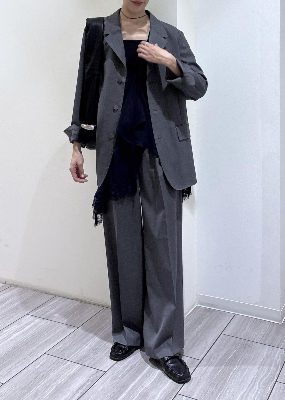 ブラック系のローファー、ブルー系のシャツ/ブラウス、グレー系のテーラードジャケットを着用したレディースの冬コーディネートの6枚目の写真