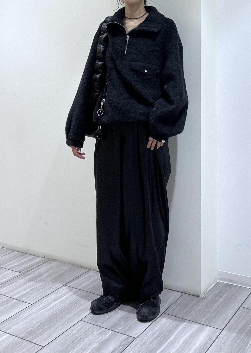 ブラック系のその他パンツ、ブラック系のショルダーバッグ、ブラック系のスニーカーを着用したレディースの秋コーディネートの3枚目の写真