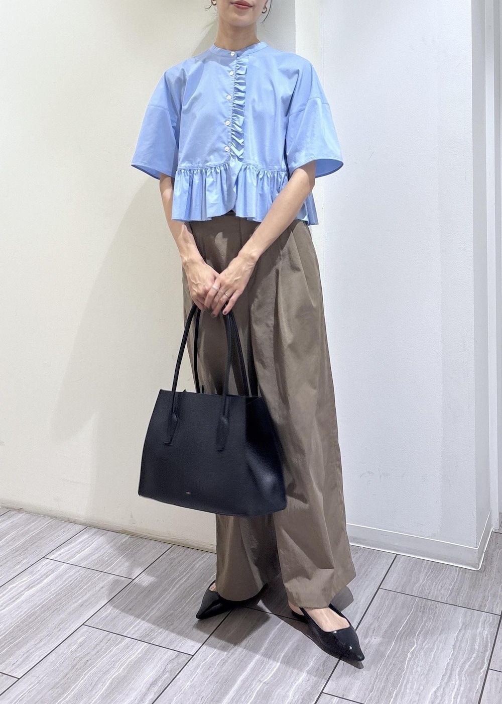 ブラック系のパンプス、ブルー系のシャツ/ブラウス、グリーン系のその他パンツを着用したレディースの春コーディネートの5枚目の写真