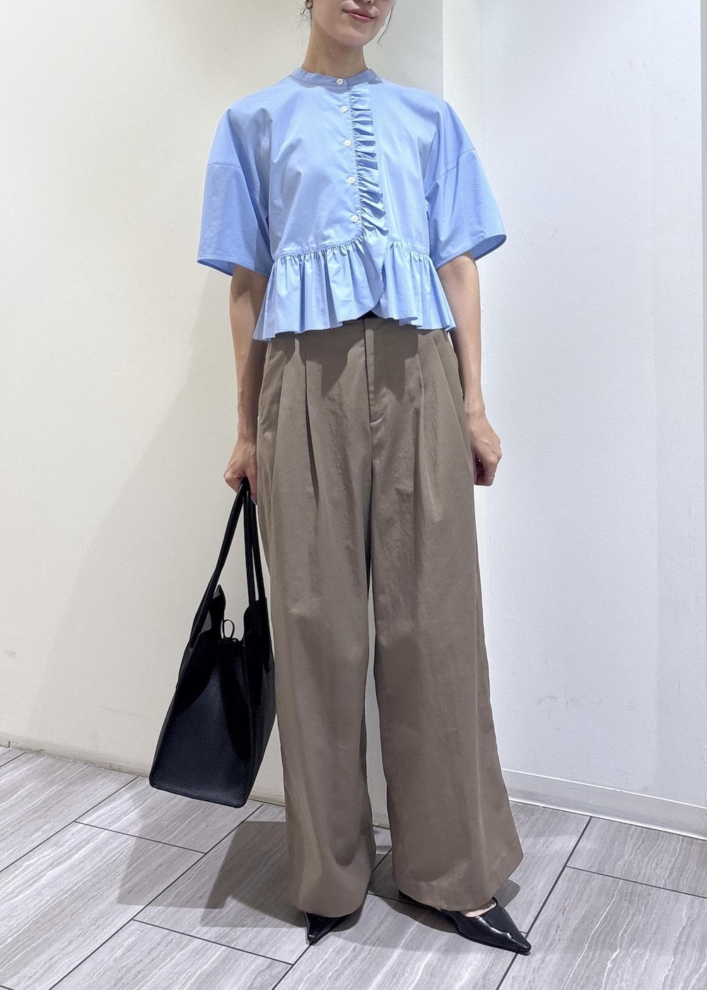 ブラック系のパンプス、ブルー系のシャツ/ブラウス、グリーン系のその他パンツを着用したレディースの春コーディネートの2枚目の写真