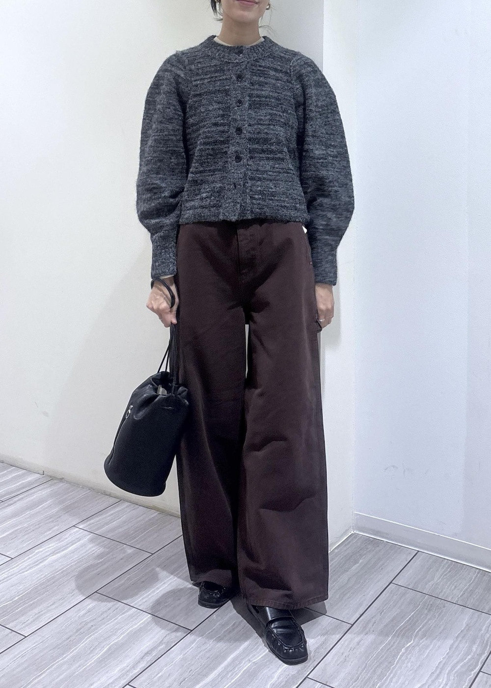 ブラック系のローファー、ブラック系のカーディガン/ボレロ、ブラウン系のその他パンツを着用したレディースの冬コーディネートの2枚目の写真