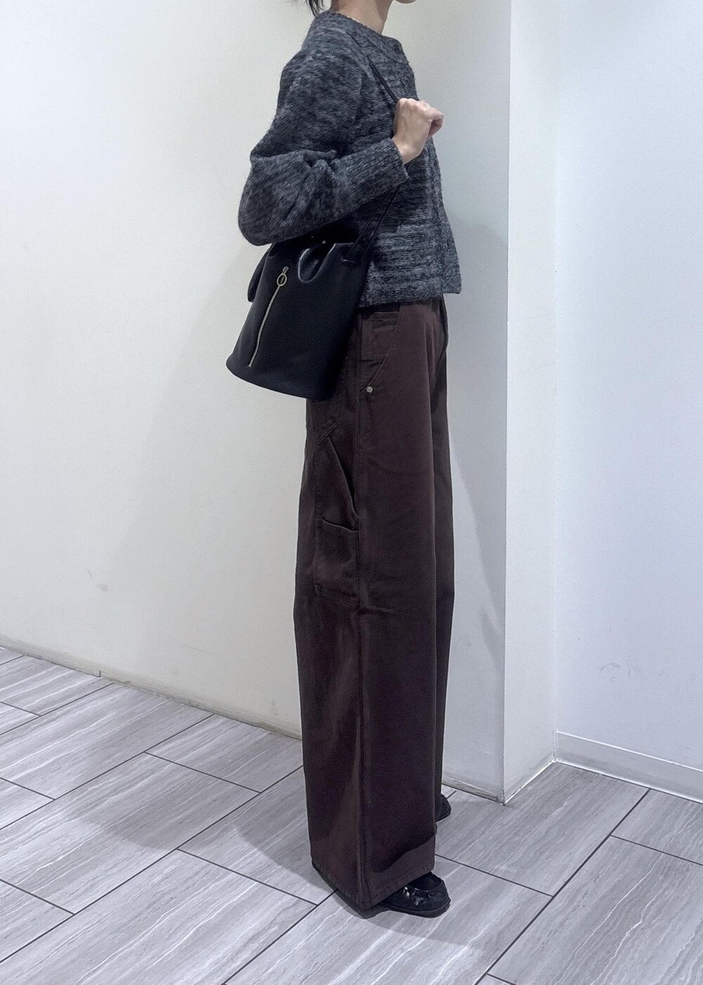 ブラック系のローファー、ブラック系のカーディガン/ボレロ、ブラウン系のその他パンツを着用したレディースの冬コーディネートの4枚目の写真