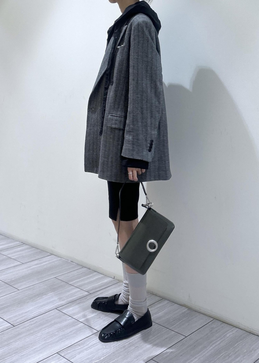 ブラック系のその他パンツ、ブラック系のシャツ/ブラウス、グレー系のテーラードジャケットを着用したレディースの秋コーディネートの4枚目の写真